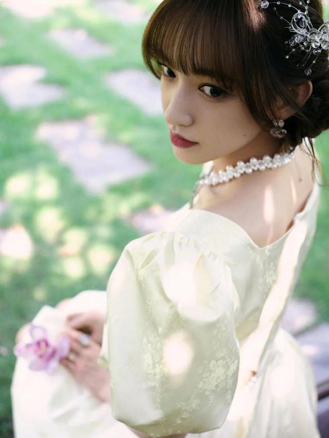 程潇一袭白色公主裙出镜!__财经头条