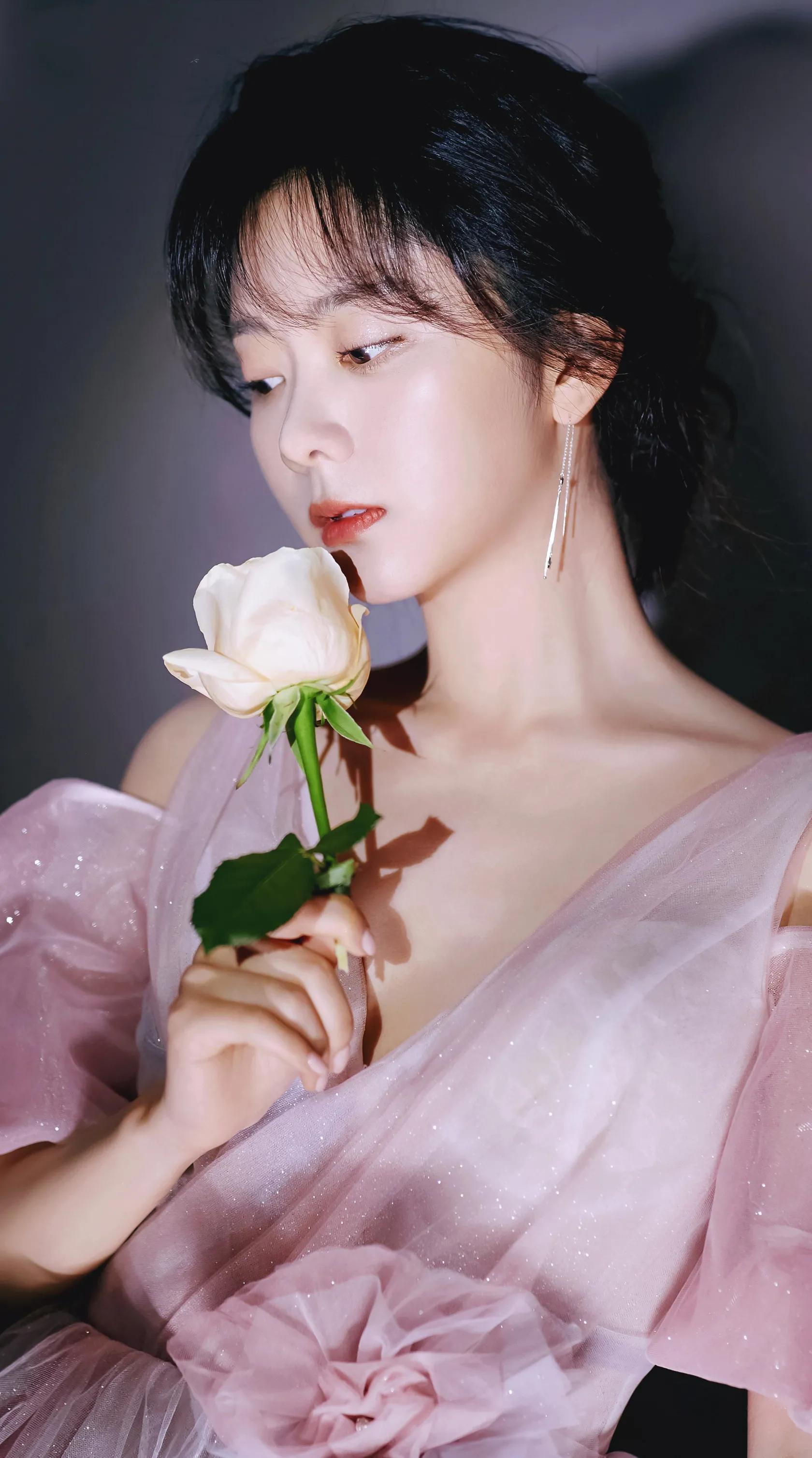 谭松韵美照,优雅可爱!__财经头条