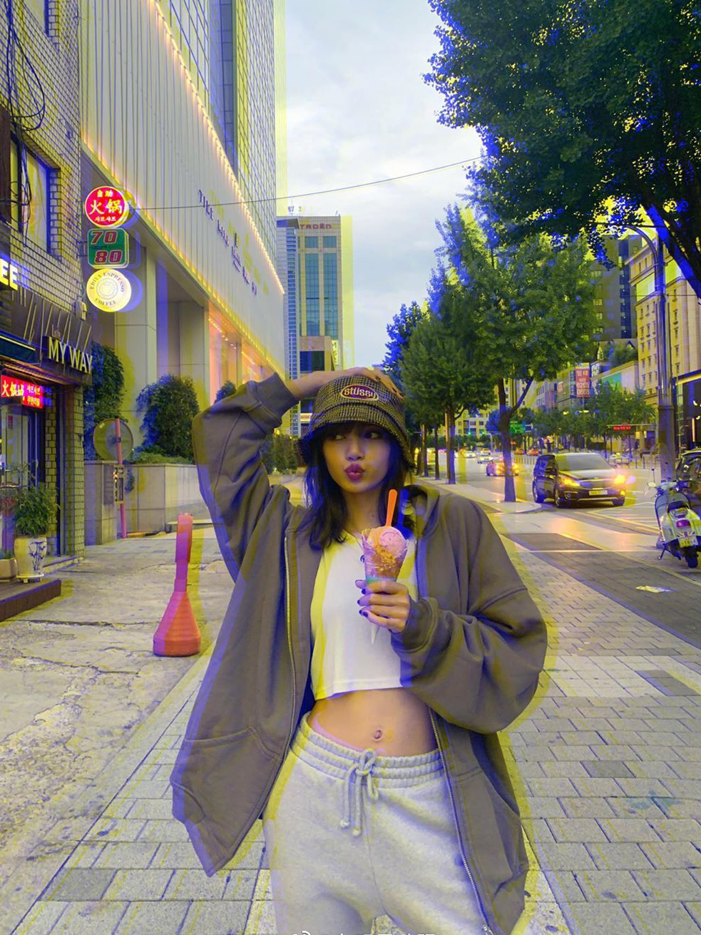 lisa和jennie同穿一件拉链外套美得不相上下