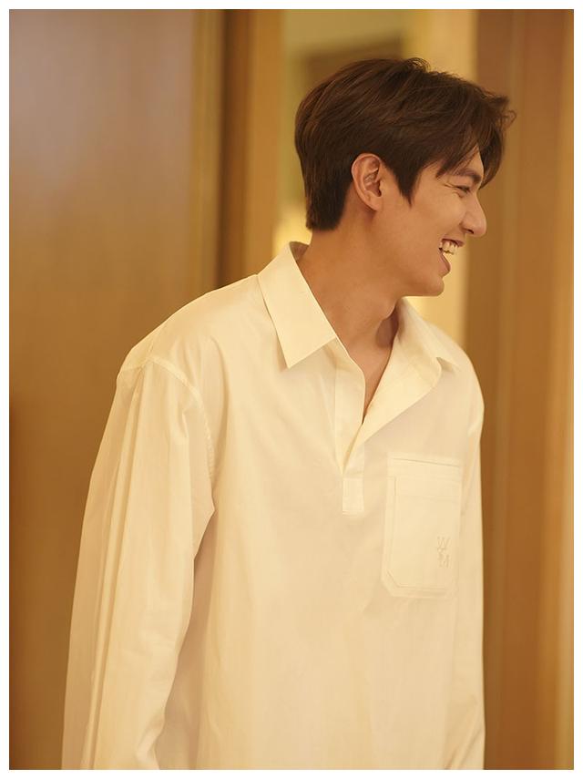 除此之外,李敏镐的花絮照也曝光,一袭oversize风格的白衬衫搭黑西裤的