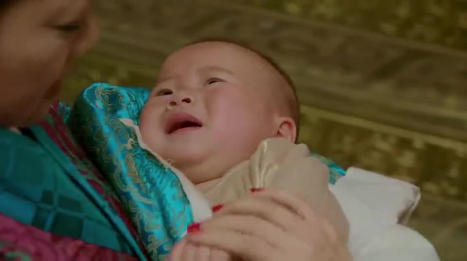 思美人:美人道貌岸然,明显不喜欢小孩,还过去看孩子