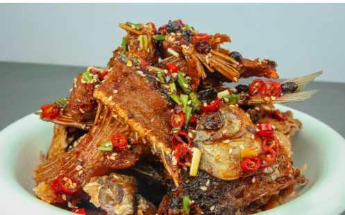 厨师长教你做不用吐刺的酥骨鱼块,鱼骨酥透无鲠无渣,入口即化