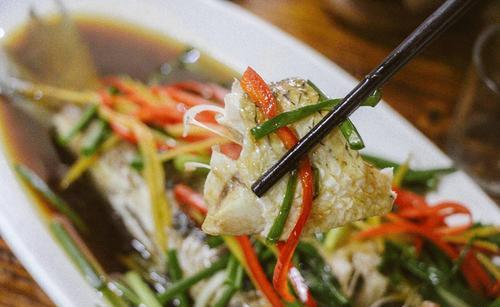 吃鱼时,筷子第一夹在哪?这能看出一个人的性格,聪明人都先夹这