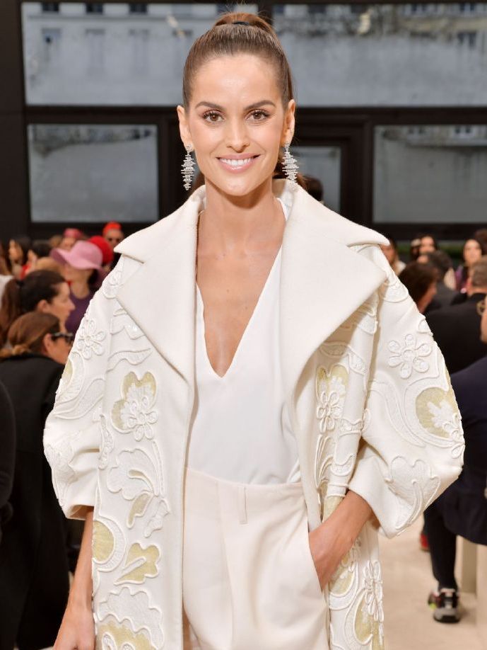 伊莎贝尔出来营业了,一袭白色穿着大秀美腿,"骨感美"女神_高清图集