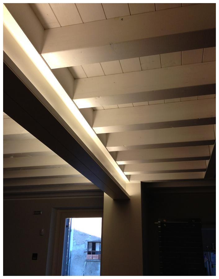 国外自建房屋顶横梁上开槽嵌入灯带,国内师傅看了痛批:不负责!