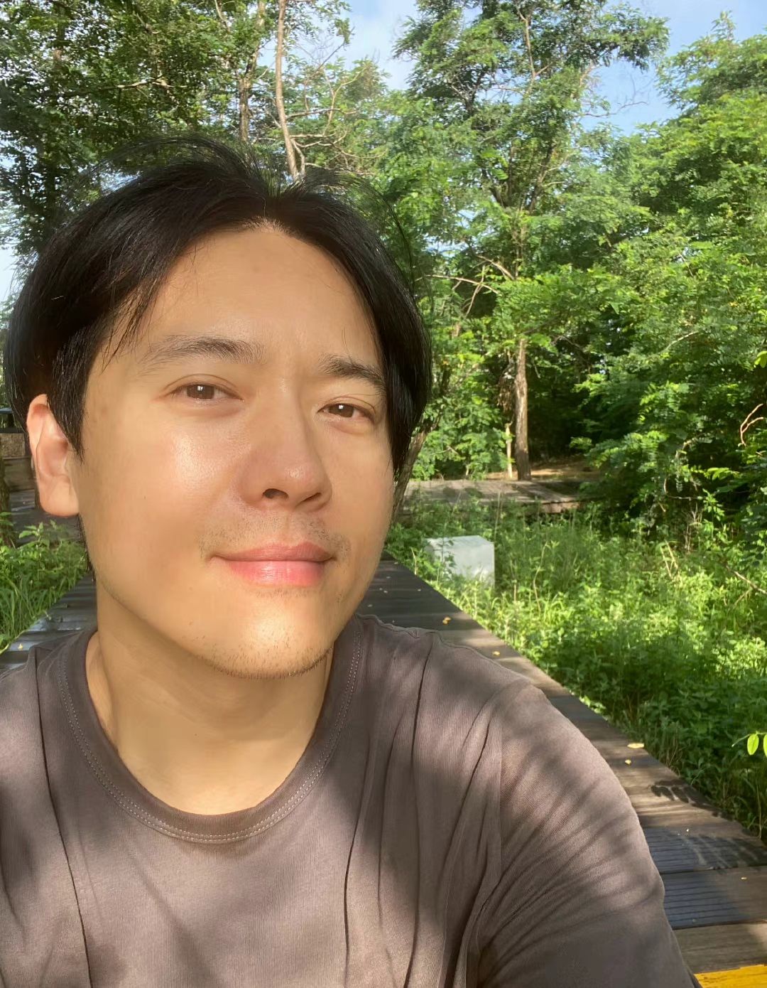 高云翔微笑自拍状态好,总结40岁却忘了感恩董璇