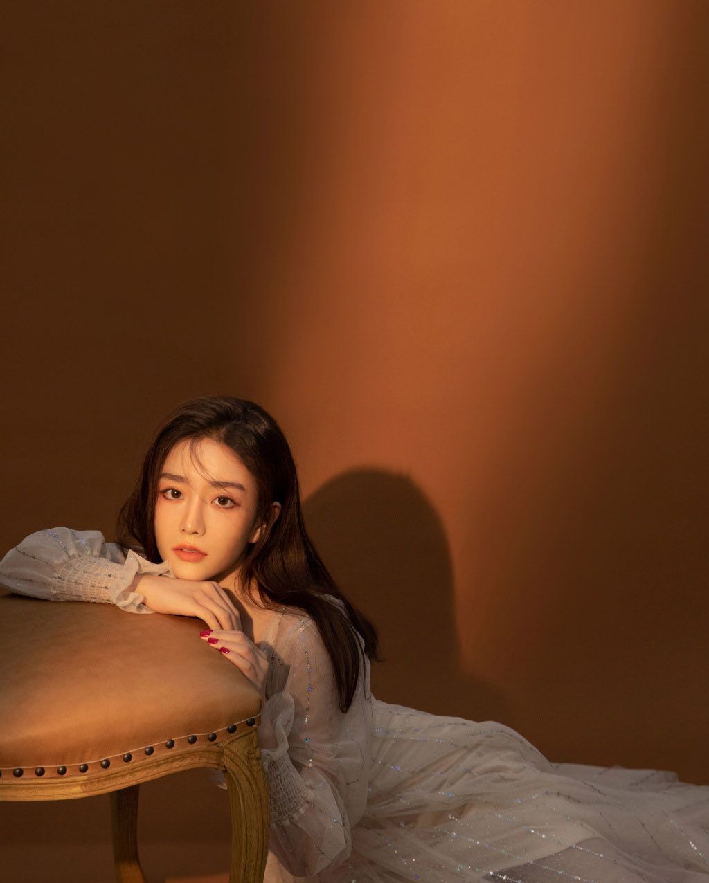 美女米色纱裙,看起来超美!衣服美,配着小姐姐更美