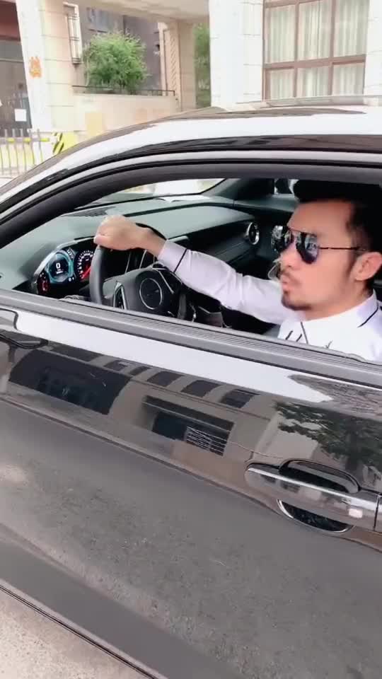 男人要想开豪车,那得靠实力
