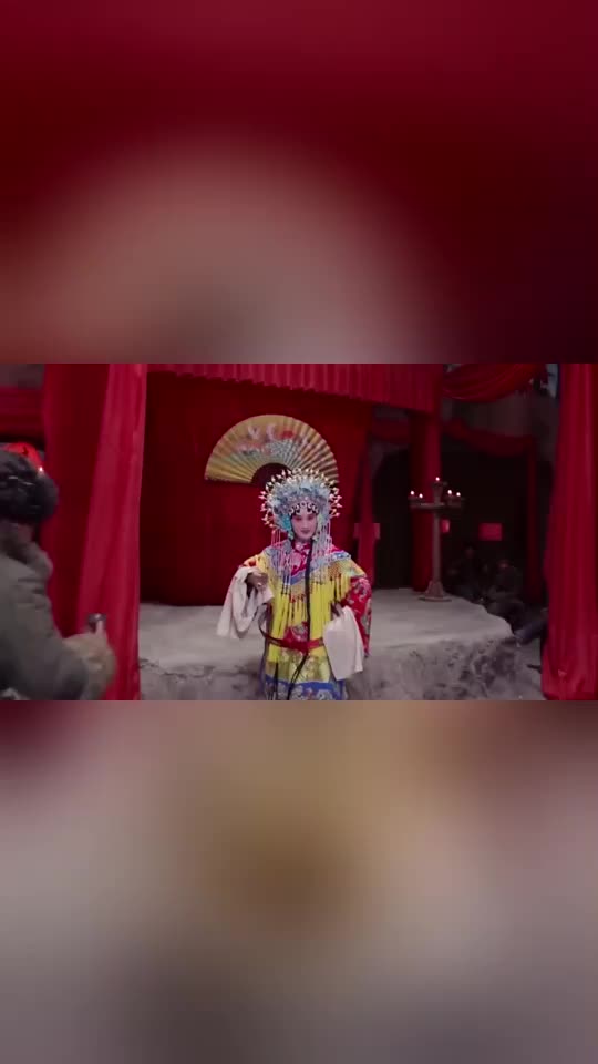 林海雪原：醉花给座山雕敬酒，称他为万岁爷，真当他是皇上了？