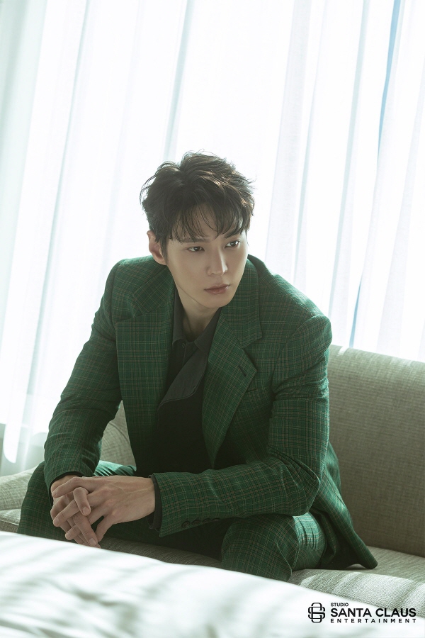 韩国艺人周元未公开时装写真身材高挑迷人