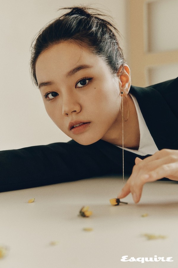 李惠利最新杂志写真丸子头造型利落