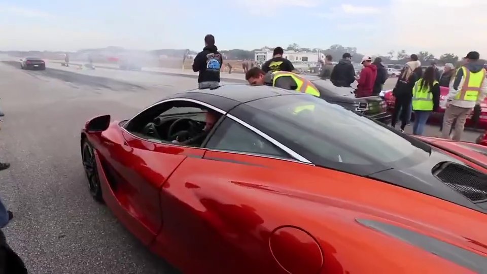 保时捷918vs迈凯伦720s加速,弹射起步后瞬间秒杀了,差距太大