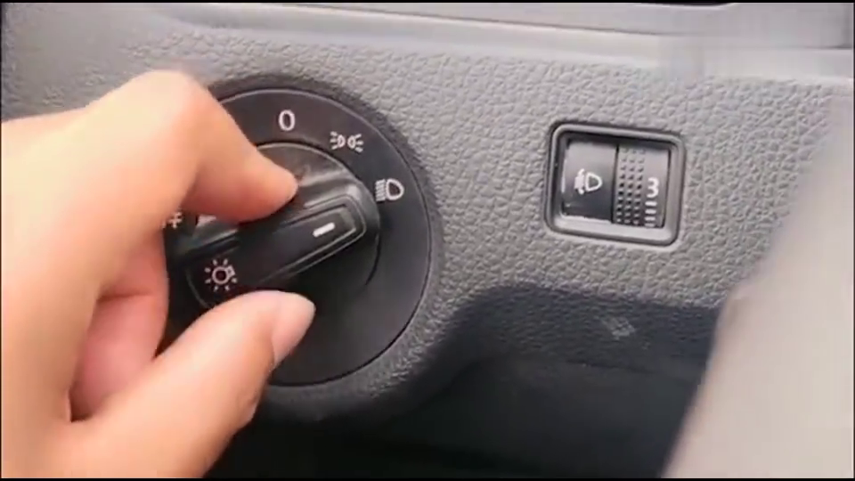 一次掌握要领,考试不出错 为您推荐: 科目三灯光模拟,教练车内讲解,看