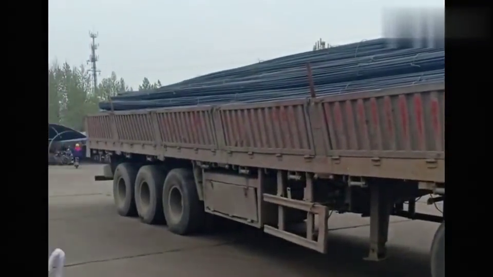 半挂 车牵引130吨钢筋,转弯把车架都扯断了,这 司机是 高手