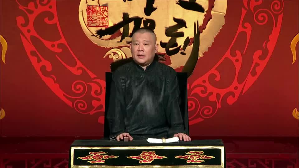 侯震给一相声节目报幕,玩手机入迷忘了