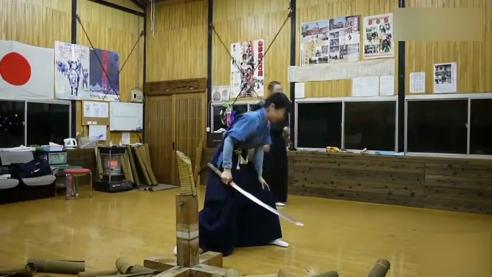 日本女学生练习"居合拔刀",武士刀抬起那一刻酿成大错