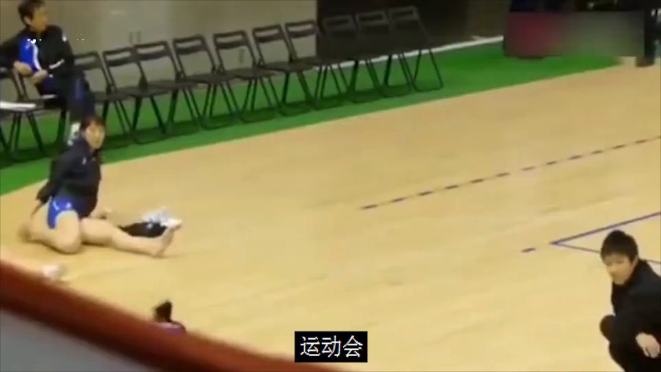 日本高校女子运动会 赛前热身男教练都不好意思直视运动员了