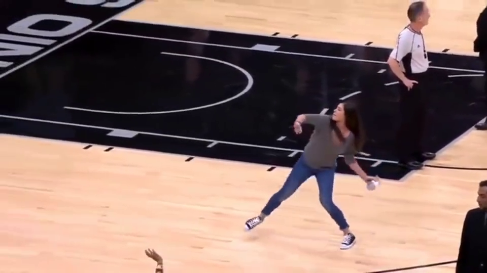 今年wnba状元秀凯尔西普拉姆在马刺主场显示惊人的臂力