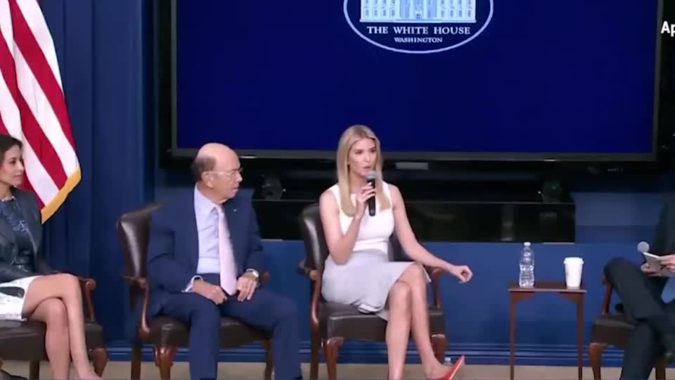 第一女儿伊万卡发表演讲,从上台就一直保持二郎腿姿势,有魅力了