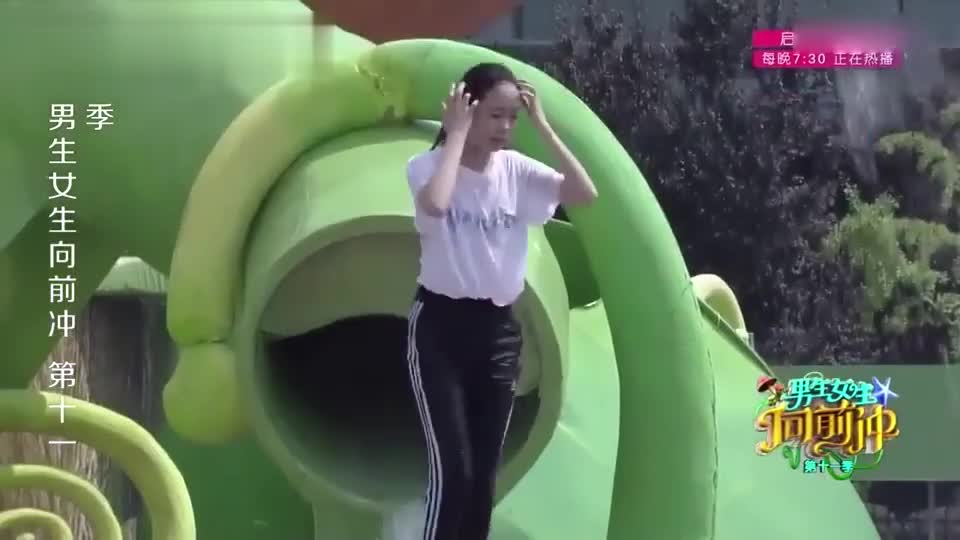 美女衣着宽松来闯关,被水淋湿趴下时让人心疼,台下美女都脸红!