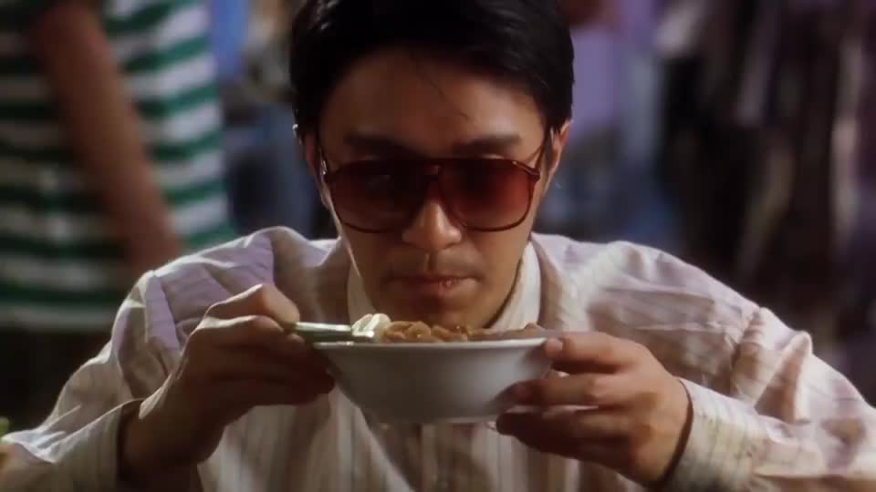 周星驰吃个街边的杂碎面,都能说出这么经典的台词,不愧是食神