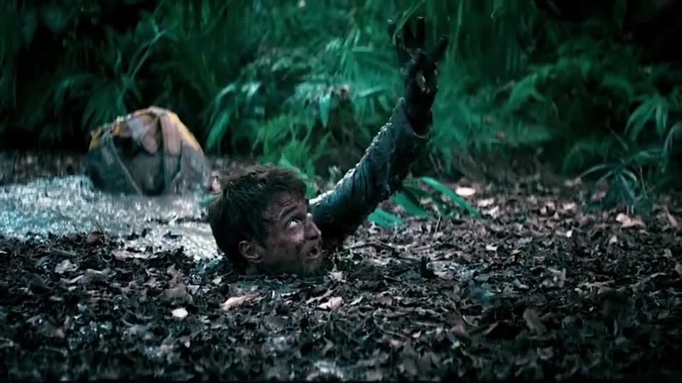 探险家掉进沼泽,差点被沼泽吞没,他的自救方法很有效!