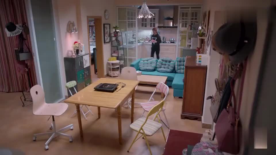 欢乐颂:五姐妹齐聚吃火锅,樊胜美终于有自己的存款,为自己活