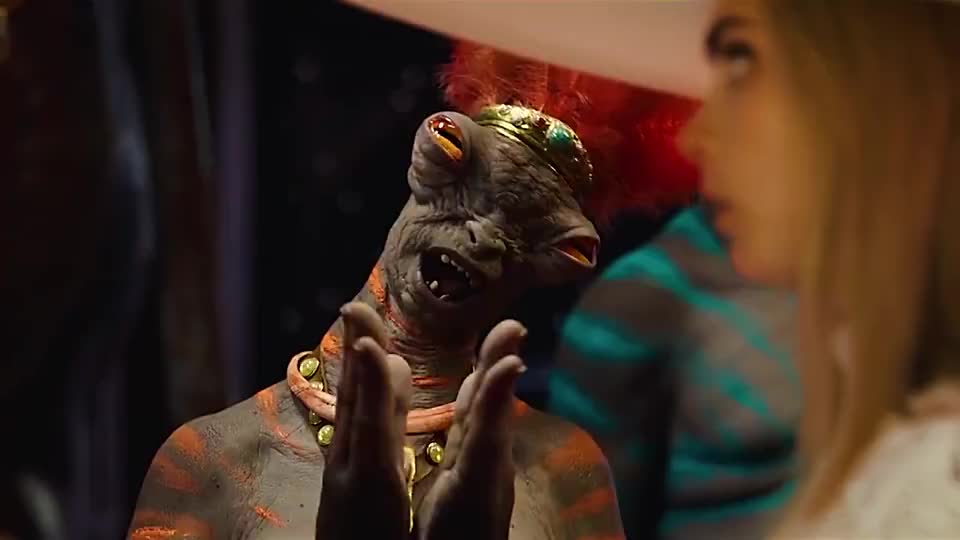 美女的头被外星人当吃的差点就尴尬了