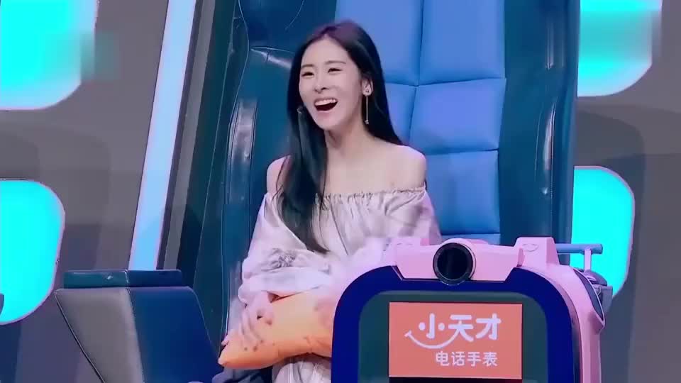 看金志文汪苏泷的默契表演,张碧晨笑弯了腰,简直不要太逗