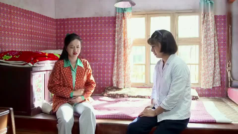 俺娘田小草喜凤不安好心请小草喝饮料小草刚喝几口就晕了