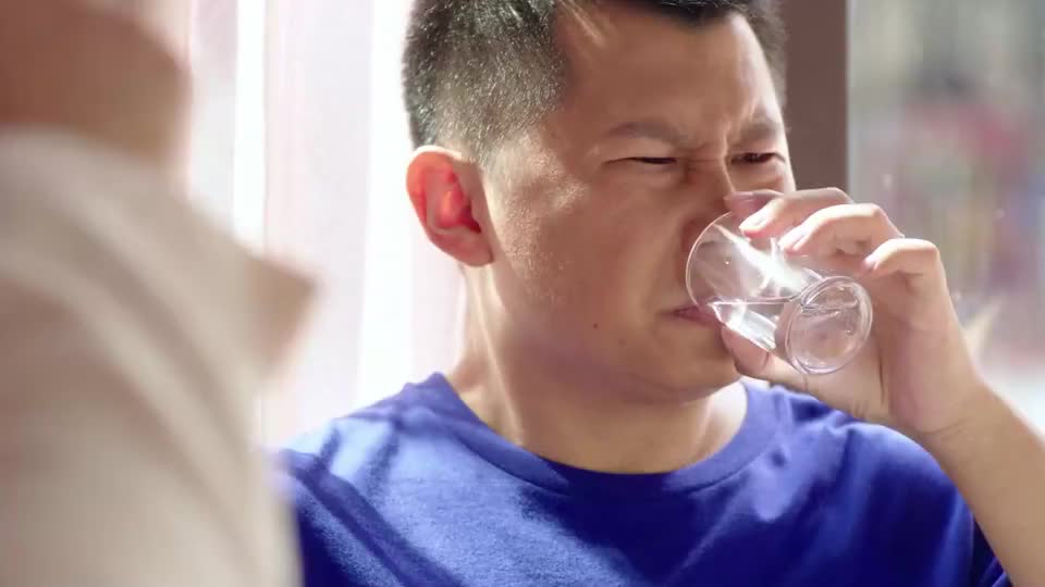 小幸福双方朋友都在出谋划策男子因此事喝着闷酒很是不悦