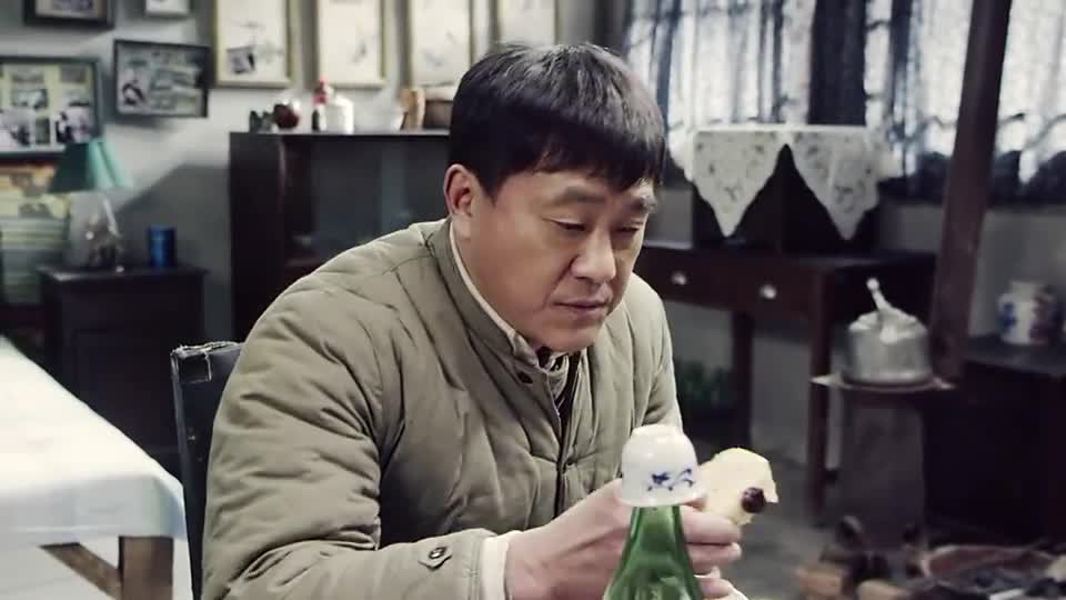 情满四合院傻柱回到工厂后厨和后厨的同事大招呼