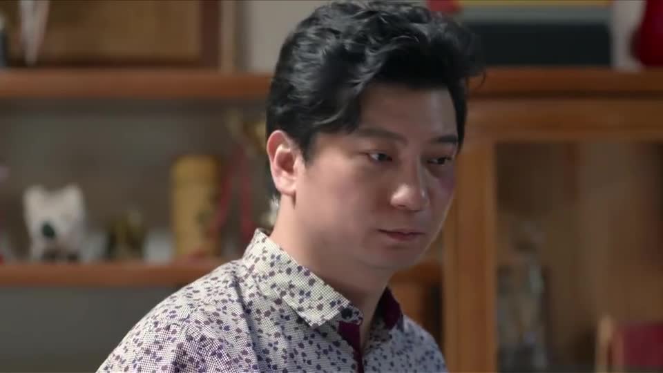 大丈夫欧阳剑一个人坐在沙发上没有开灯