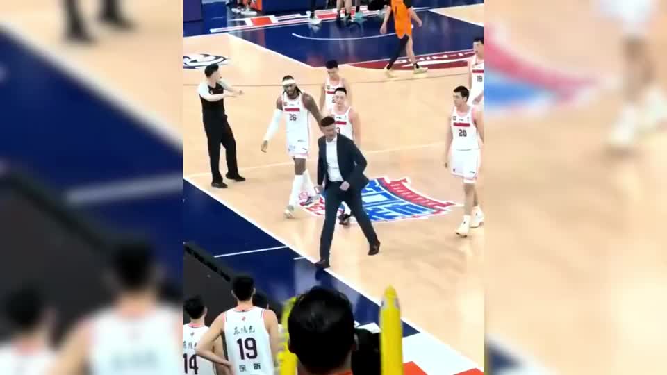 气坏杜锋！两次怒吼胡明轩，耍小聪明被裁判识破，任骏飞不敢劝