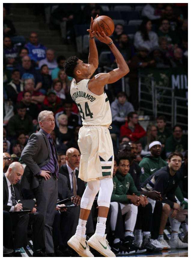 字母哥身高2米11cm,臂展达到了恐怖的2米21,新秀赛季体重仅为172斤.