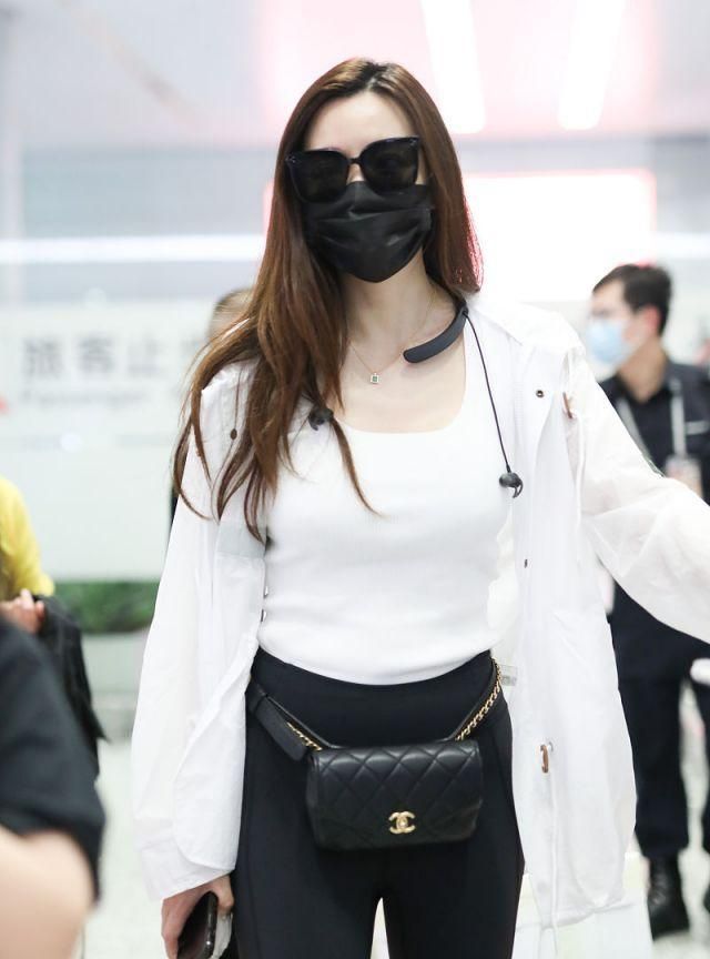 女模特周韦彤现身机场,穿抽绳运动夹克 瑜伽裤,挎腰包纤细