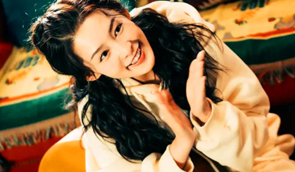 从陆雪琪到宋温暖,李沁的电影角色都需要"温暖的抱抱"