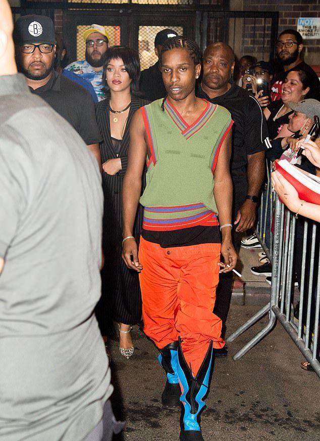 蕾哈娜和男友拍录影带,"宝石牙"亮眼,恋爱中更丰腴金链子勒脖