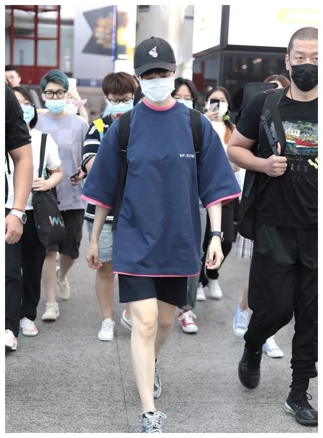 李宇春走机场超有范,穿藏蓝色t恤配黑色短裤,真像个"帅小伙"