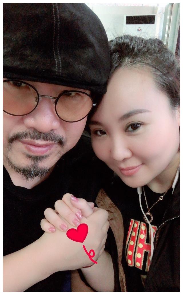 翅膀硬了王小利丝毫未受刘能事件影响微博上和老婆秀恩爱