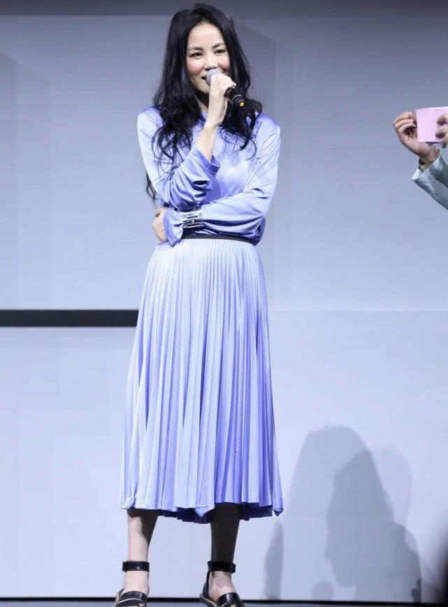 王菲越活越自信紫色连衣裙配平底凉鞋50岁的状态太真实