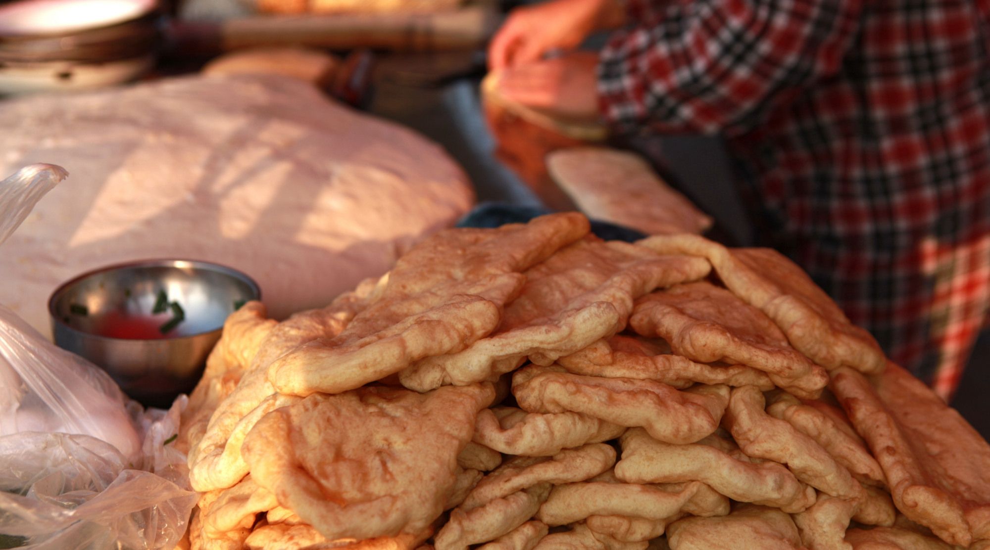 河南安阳早餐名吃"气布袋",一个卖4块钱,每天排队等