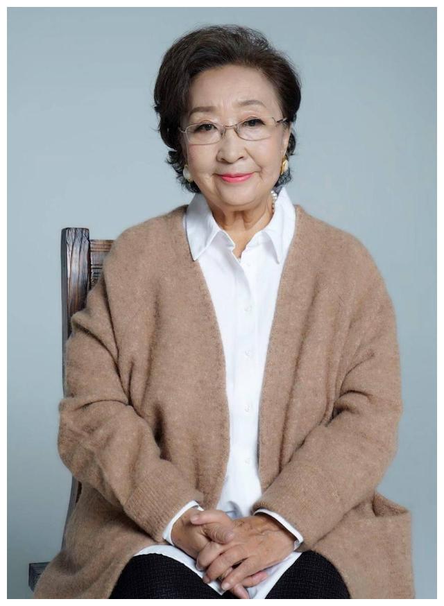 "最美妈妈户"彭玉,为照顾瘫痪老公提前8年退休,64岁北漂演戏