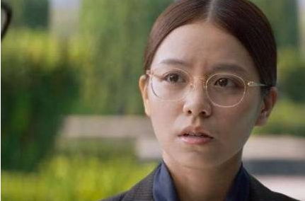 谁还记得《西虹市首富》的夏竹,如今烫卷发化浓妆,御姐范十足