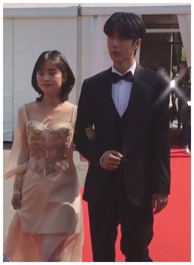 沈月王一博携手走红毯两人同框差距明显沈月的腿引人注目