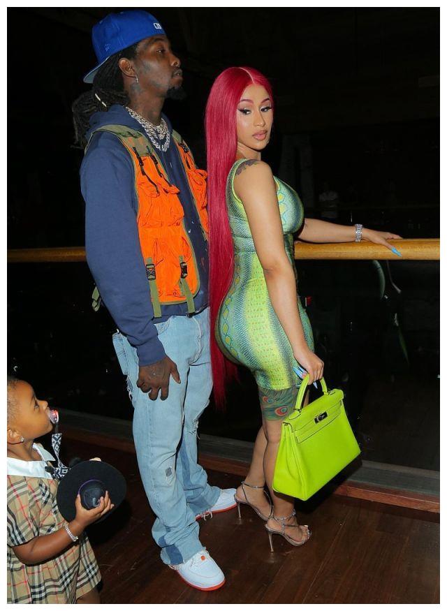 卡迪·b穿蛇纹紧身裙展现曼妙身材,一头红色长发前卫又迷人