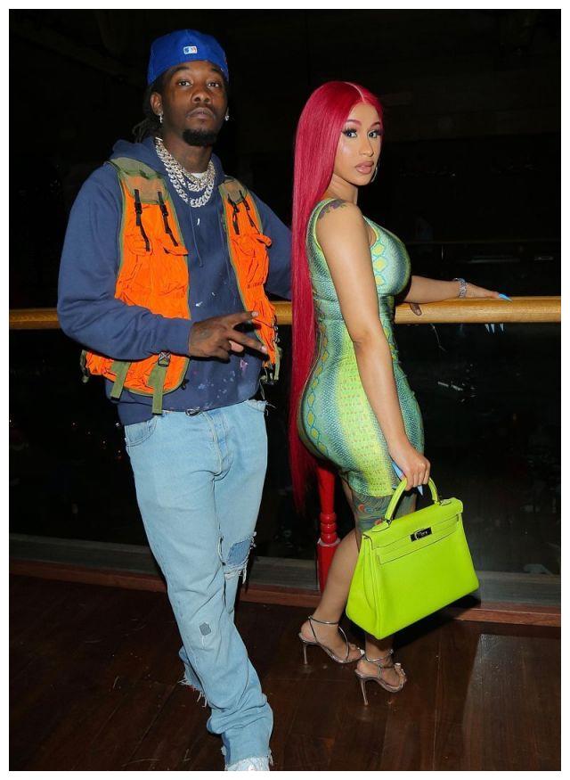 卡迪·b穿蛇纹紧身裙展现曼妙身材,一头红色长发前卫又迷人