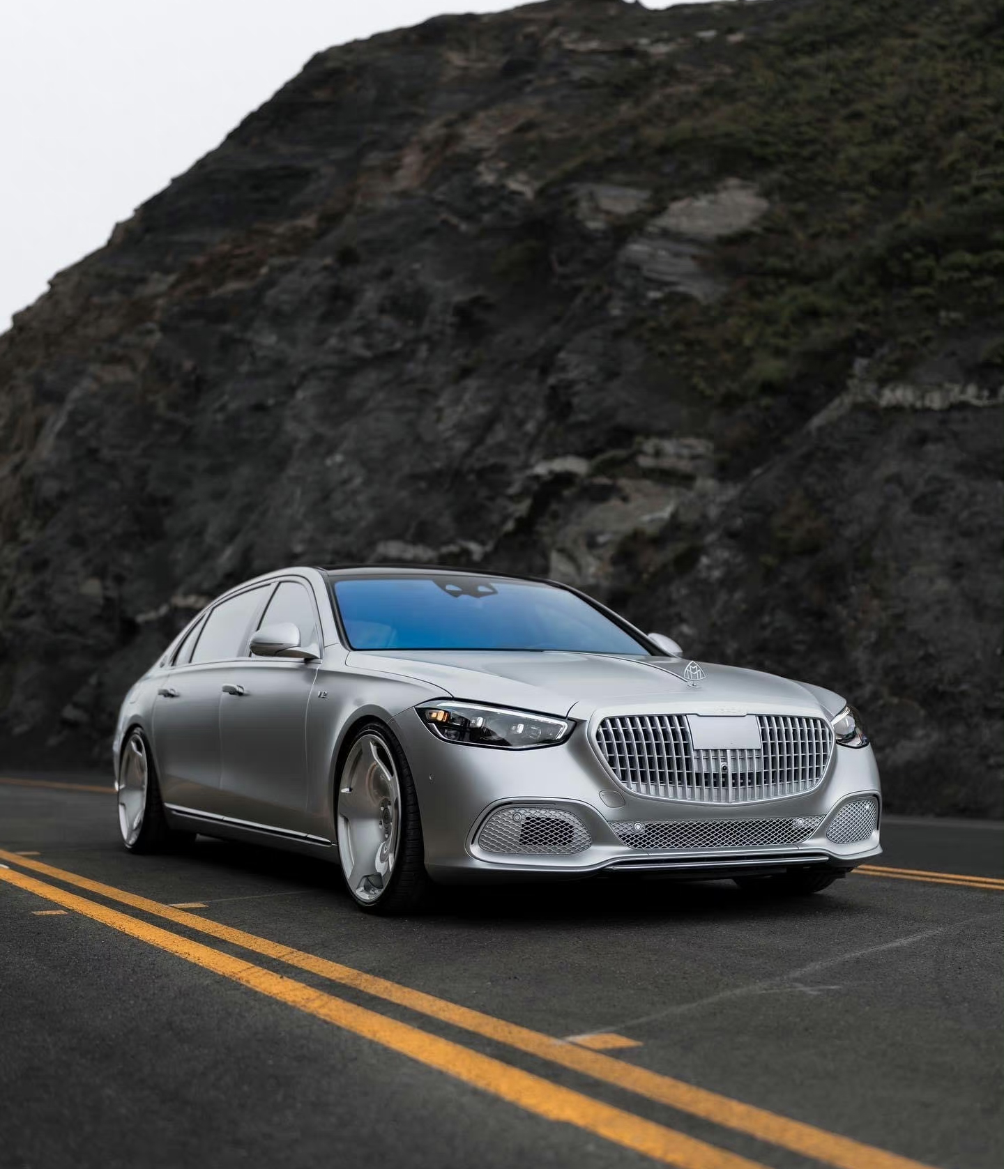 磨砂银奔驰迈巴赫s680,搭载v12发动机,发光logo隐藏式门把手