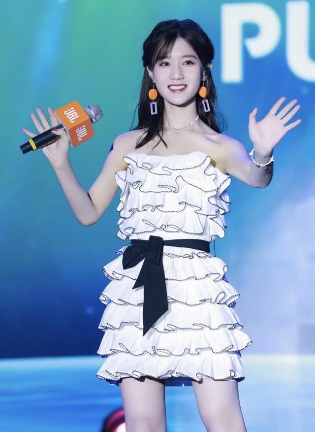 101女孩陈意涵"蚊子腰"将裙子穿出了10层,甜美气质惹人爱