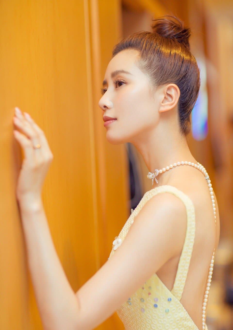 倪妮也太绝了,穿抹胸花朵轻纱裙,秀美背天鹅颈,一点不输刘诗诗